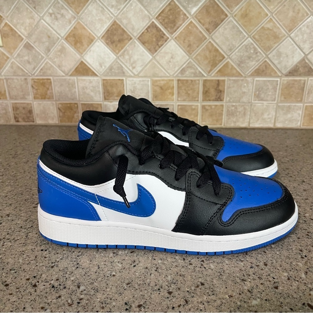 NWOB Nike Air Jordan 1 Low Royal Toe Boys Size 7Y (Women’s 8.5) 553560-140 - Picture 4 of 9